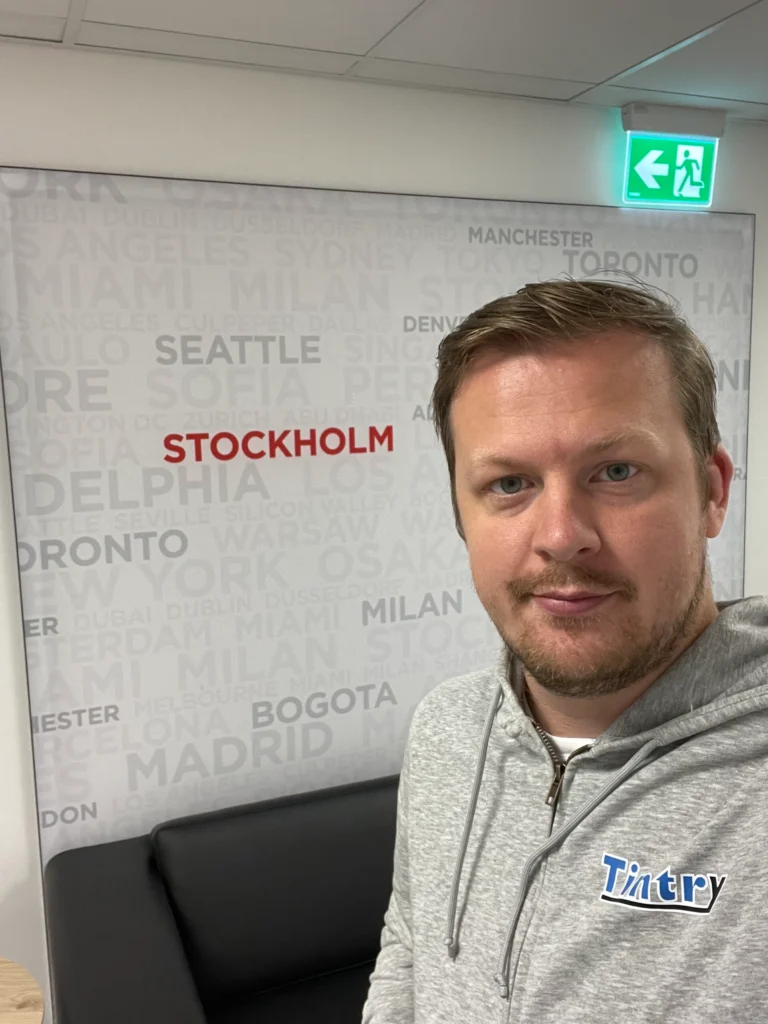 Patrik från Tintry framför Stockholm-skylt