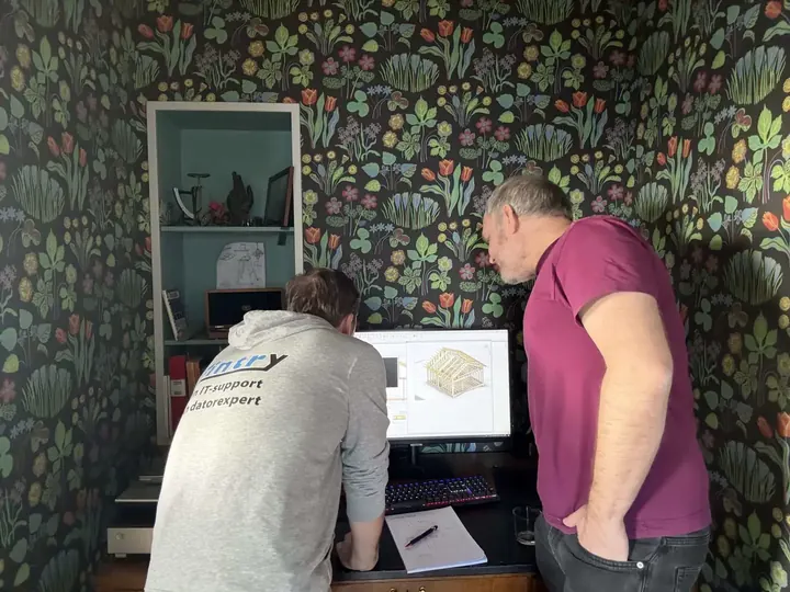 Tintry hjälper en kund vid datorn