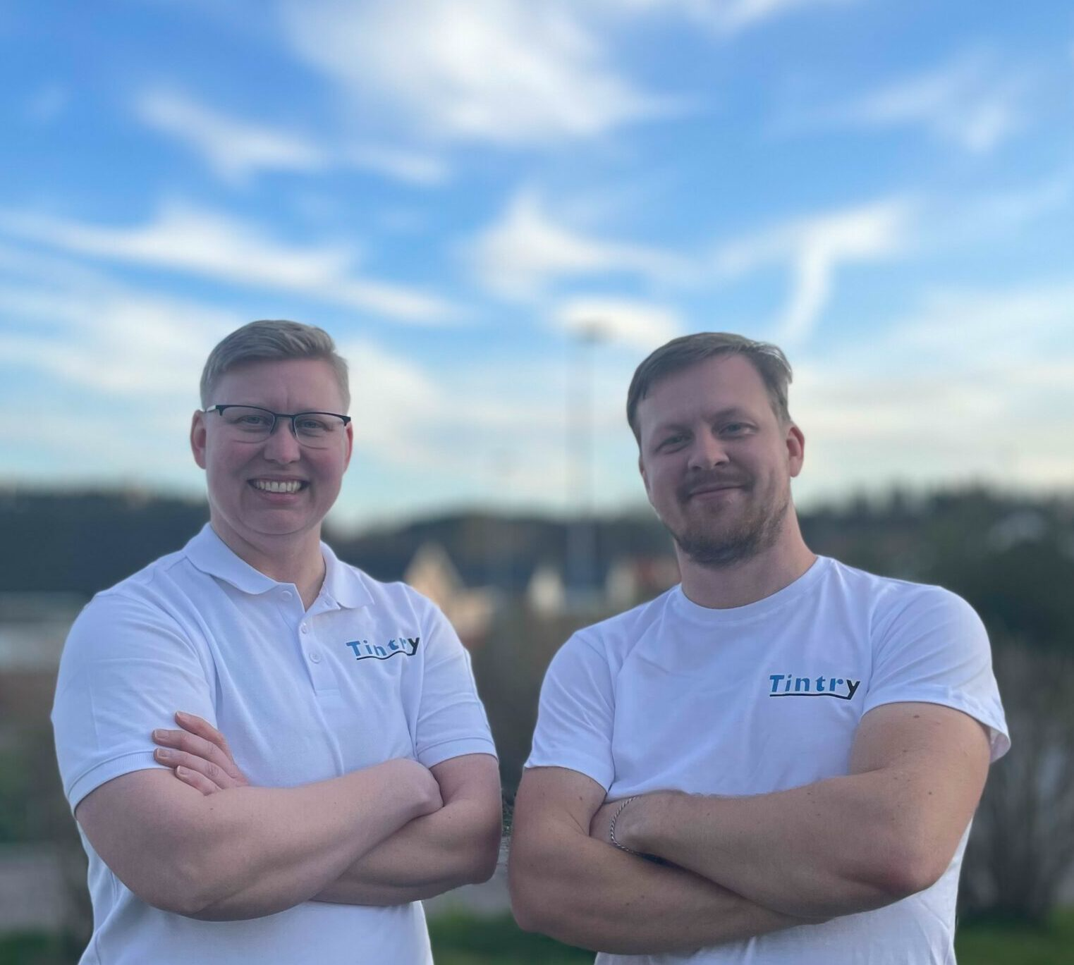Två personer från Tintry som erbjuder personlig IT-support